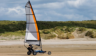 Windsurfen op het strand van Ouddorp